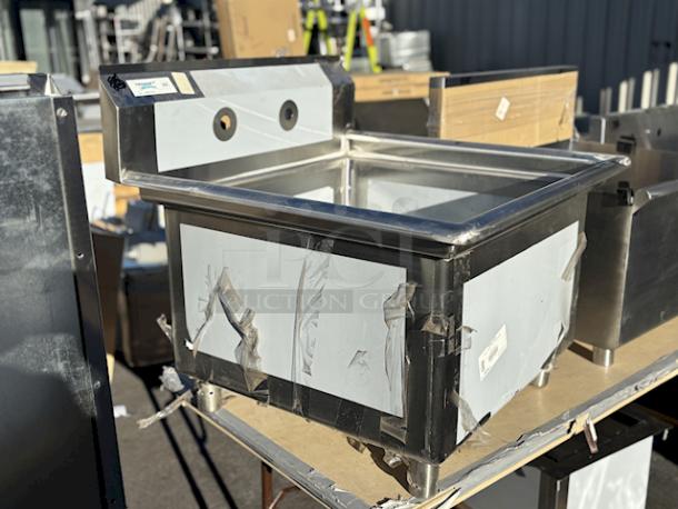 BRAND NEW SCRATCH & DENT! Regency 600S12424 29" 16 Gauge Stainless Steel One Compartment Commercial Sink with Stainless Steel Legs and Cross Bracing - 24" x 24" x 14" Bowl. - Image 6 of 12