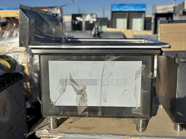 BRAND NEW SCRATCH & DENT! Regency 600S12424 29" 16 Gauge Stainless Steel One Compartment Commercial Sink with Stainless Steel Legs and Cross Bracing - 24" x 24" x 14" Bowl. - Image 10 of 12