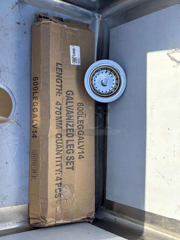 BRAND NEW SCRATCH & DENT! Regency 600S12424 29" 16 Gauge Stainless Steel One Compartment Commercial Sink with Stainless Steel Legs and Cross Bracing - 24" x 24" x 14" Bowl. - Image 12 of 12