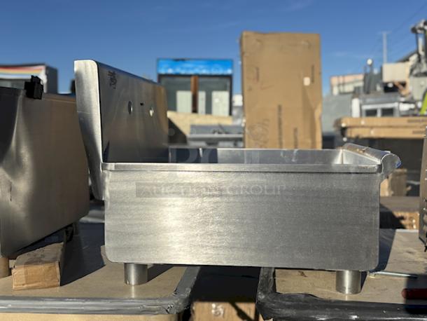 BRAND NEW SCRATCH & DENT! Steelton 522MS2124 21" x 24" x 8" 18-Gauge 430 Stainless Steel Standing Mop Sink. Welds are broken, Unit Dented. - Image 5 of 6