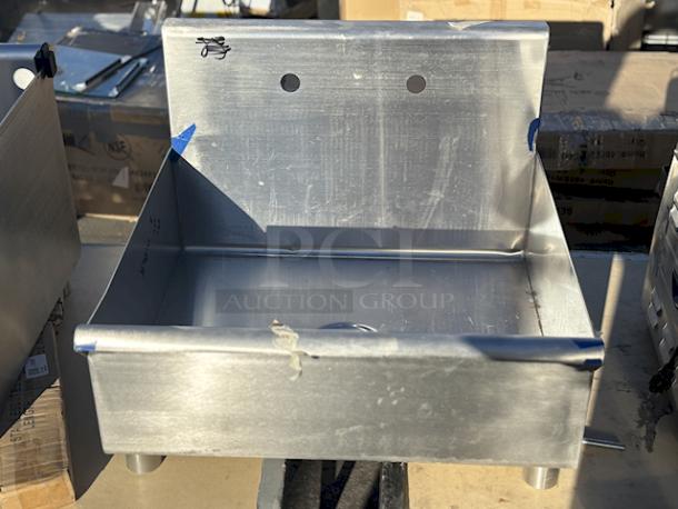 BRAND NEW SCRATCH & DENT! Steelton 522MS2124 21" x 24" x 8" 18-Gauge 430 Stainless Steel Standing Mop Sink. Welds are broken, Unit Dented. - Image 6 of 6