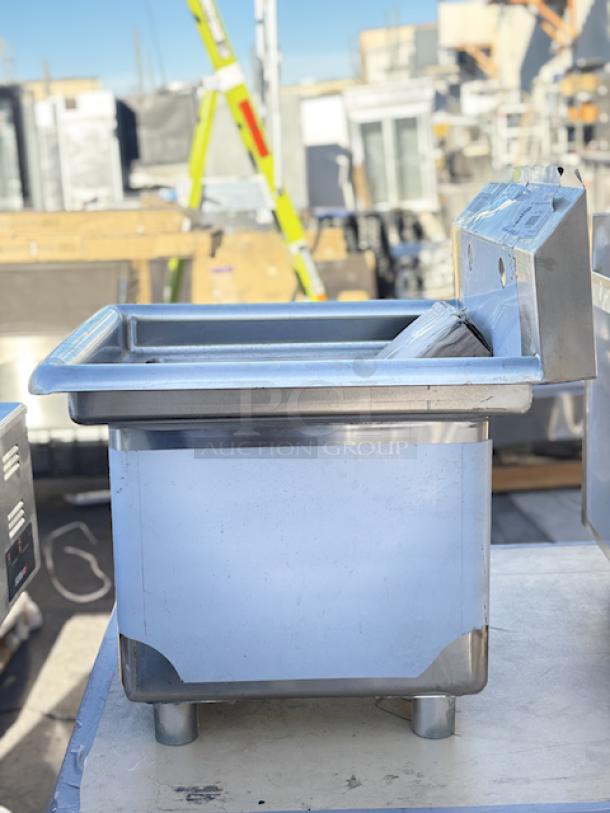 BRAND NEW SCRATCH & DENT! Steelton 522CS11515 20 1/2" 18-Gauge Stainless Steel One Compartment Commercial Sink without Drainboard - 15" x 15" x 12" Bowl - Image 4 of 6