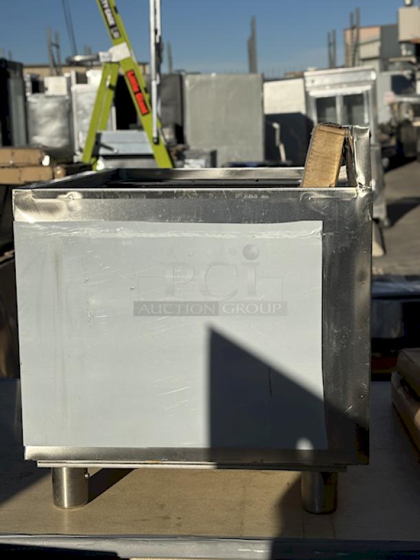 BRAND NEW SCRATCH & DENT! Regency 600IB1824 18" x 24" Underbar Ice Bin - 77 lb. - Image 5 of 11