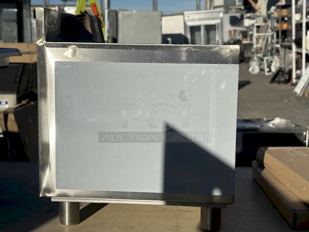 BRAND NEW SCRATCH & DENT! Regency 600IB1824 18" x 24" Underbar Ice Bin - 77 lb. - Image 8 of 11
