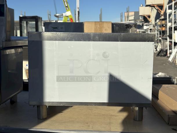 BRAND NEW SCRATCH & DENT! Regency 600IB1824 18" x 24" Underbar Ice Bin - 77 lb. - Image 10 of 11