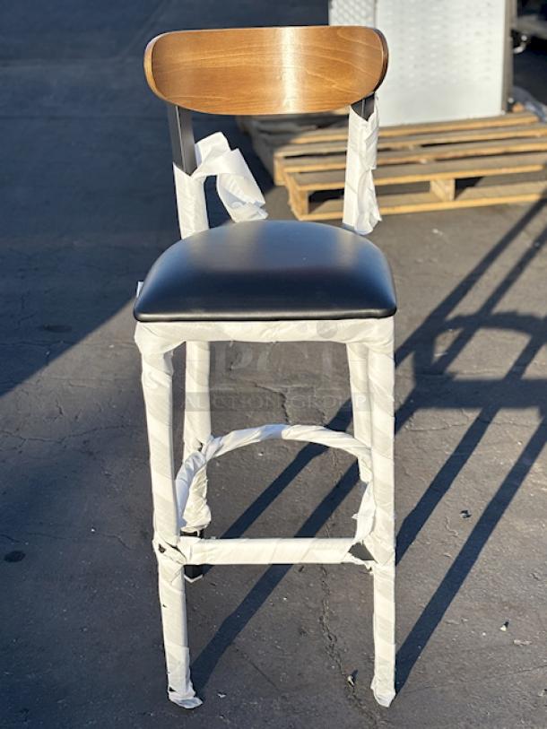 BRAND NEW! Lancaster Table & Seating 164BBMRNGBBV  Boomerang Series Black Finish Bar Stool with Black Vinyl Seat and Vintage Wood Back. 12x Your Bid 16-1/4" x 16-1/2" x 43-3/8". Seat Height: 31". Weight Capacity: 330Lb. - Image 1 of 6