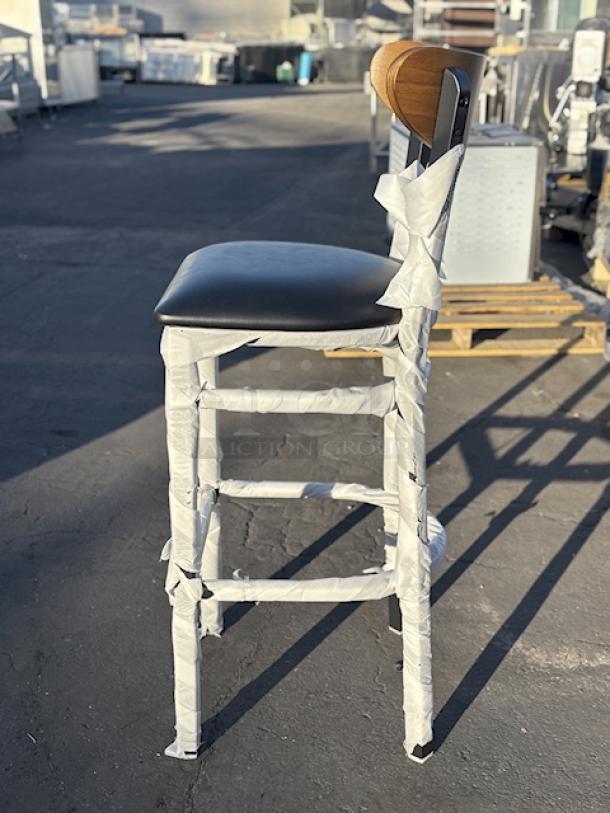 BRAND NEW! Lancaster Table & Seating 164BBMRNGBBV  Boomerang Series Black Finish Bar Stool with Black Vinyl Seat and Vintage Wood Back. 12x Your Bid 16-1/4" x 16-1/2" x 43-3/8". Seat Height: 31". Weight Capacity: 330Lb. - Image 2 of 6