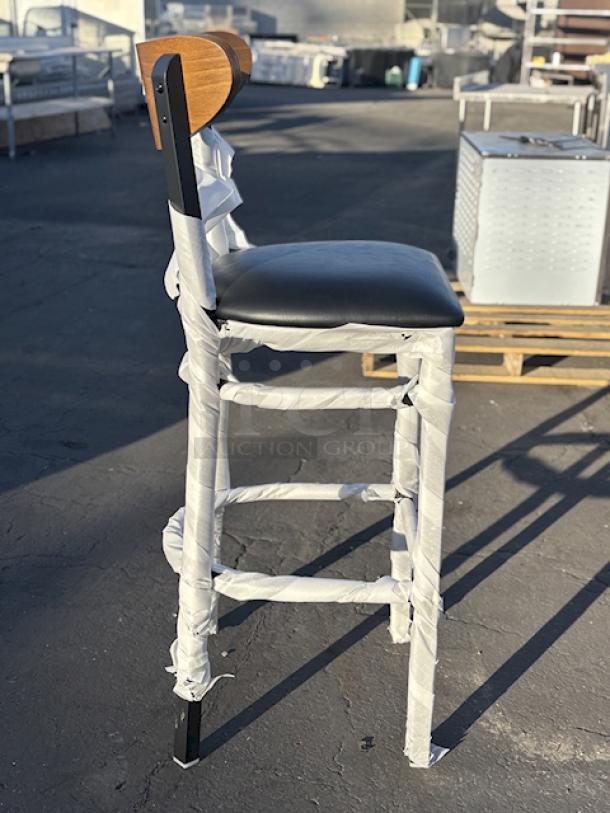 BRAND NEW! Lancaster Table & Seating 164BBMRNGBBV  Boomerang Series Black Finish Bar Stool with Black Vinyl Seat and Vintage Wood Back. 12x Your Bid 16-1/4" x 16-1/2" x 43-3/8". Seat Height: 31". Weight Capacity: 330Lb. - Image 4 of 6