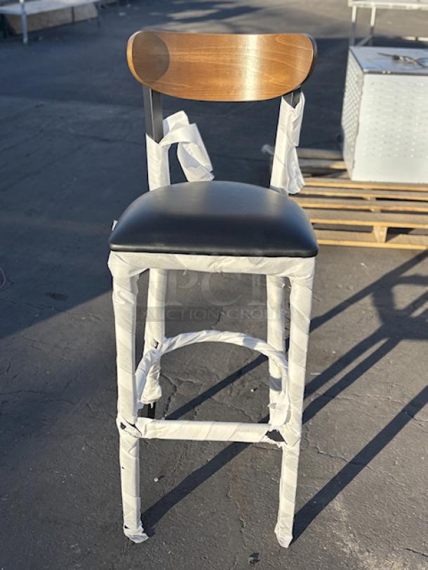 BRAND NEW! Lancaster Table & Seating 164BBMRNGBBV  Boomerang Series Black Finish Bar Stool with Black Vinyl Seat and Vintage Wood Back. 12x Your Bid 16-1/4" x 16-1/2" x 43-3/8". Seat Height: 31". Weight Capacity: 330Lb. - Image 5 of 6
