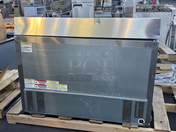 BRAND NEW SCRATCH-N-DENT! Beverage-Air SPE48HC-12 Elite Series 48" 2 Door Refrigerated Sandwich Prep Table. S/N: 15101948. Top is dented and (2) wheels are missing. - Image 3 of 8
