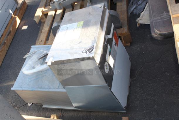 BRAND NEW SCRATCH & DENT! Frymaster PF80R 80 lb. Portable Fryer Oil Filter with Reversible Pump - 120V, 1/3 hp. 120V/60Hz/9.0Amp/1Ph SERIAL NO.- 2405YA0036 Bent on the sides. - Image 2 of 7