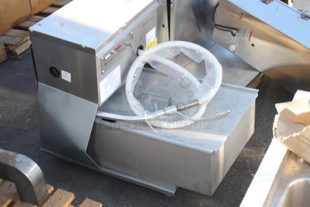 BRAND NEW SCRATCH & DENT! Frymaster PF80R 80 lb. Portable Fryer Oil Filter with Reversible Pump - 120V, 1/3 hp. 120V/60Hz/9.0Amp/1Ph SERIAL NO.- 2405YA0036 Bent on the sides. - Image 5 of 7
