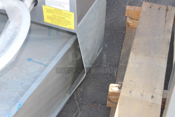 BRAND NEW SCRATCH & DENT! Frymaster PF80R 80 lb. Portable Fryer Oil Filter with Reversible Pump - 120V, 1/3 hp. 120V/60Hz/9.0Amp/1Ph SERIAL NO.- 2405YA0036 Bent on the sides. - Image 7 of 7