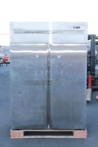 BRAND NEW SCRATCH & DENT! Avantco Z2-F-HC 54" Solid Door Stainless Steel Reach-In Freezer. S/N: 033951671 7264 2402
