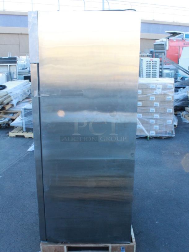 BRAND NEW SCRATCH & DENT! Avantco Z2-F-HC 54" Solid Door Stainless Steel Reach-In Freezer. S/N: 033951671 7264 2402 - Image 4 of 9