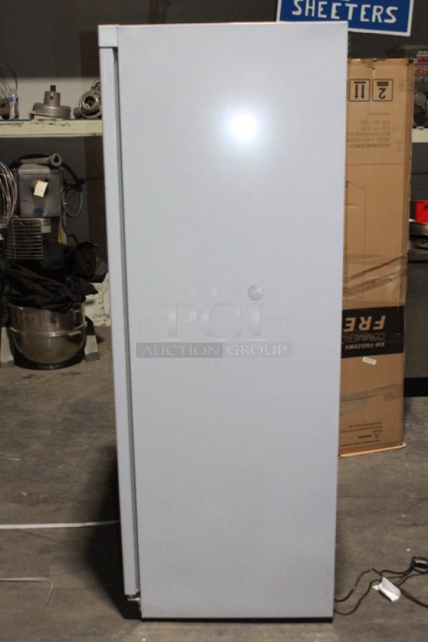 BRAND NEW SCRATCH & DENT! Koolmore KM-FMD20WH 21 Cu. ft. Commercial Reach-in Freezer in White Manual Defrost, 115v. 27.4" x 30.1" x 74.4" Arrived in manufacturer packaging. TESTED!! WORKS PERFECT!!! Back of unit has a minor scratch. 

*This unit is located at our main warehouse approximately 10mins away. The address is 3290 S. Highland Dr. Las Vegas NV 89109.* - Image 6 of 11
