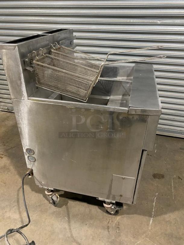 Pitco Commercial Stainless Steel Natural Gas Powered Double Bay Deep Fat Fryer! With Back Splash & Fryer Basket Hangers! With Frying Baskets! Model: SGH50 SN: G09CB007174! 115V! On Casters! - Image 4 of 11