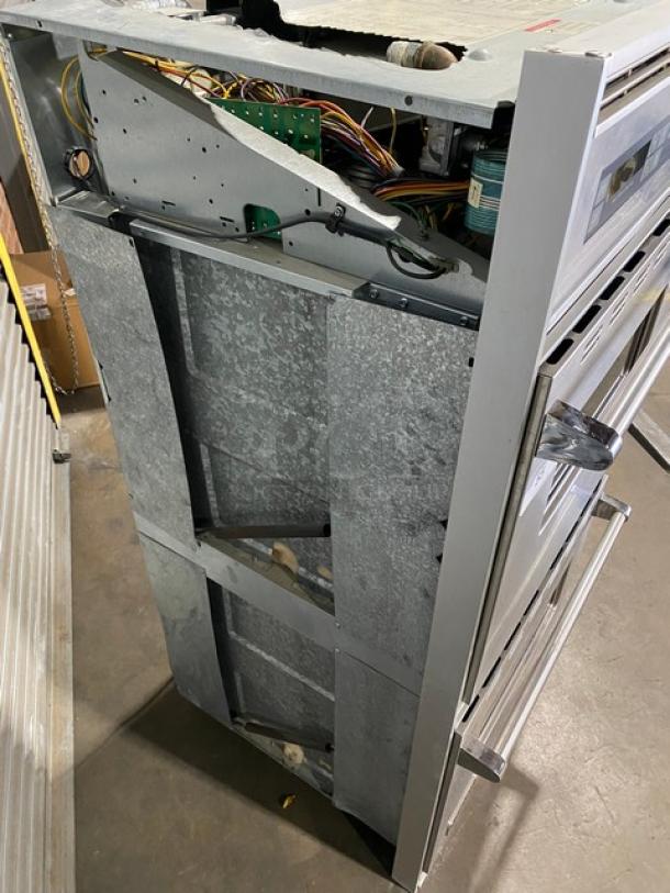 Viking Range Commercial Stainless Steel Natural Gas/LP Powered Double Wall Oven! With Wire Oven Racks! Model: VGD0271SS SN: 9901227121! 120V! - Image 4 of 12