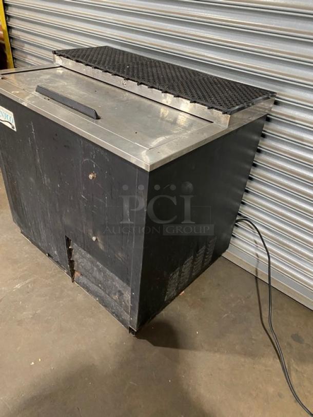 Avantco Commercial Black Horizontal Bottle Cooler! With Stainless Steel Reach In Sliding Top Lid! With Poly Coated Wire Rack Divider! Model: 178HBB36HC SN: 6548 3339 1910 2022! 115V! - Image 2 of 9