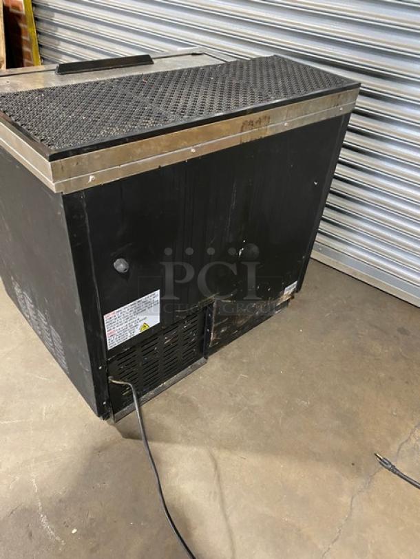 Avantco Commercial Black Horizontal Bottle Cooler! With Stainless Steel Reach In Sliding Top Lid! With Poly Coated Wire Rack Divider! Model: 178HBB36HC SN: 6548 3339 1910 2022! 115V! - Image 3 of 9