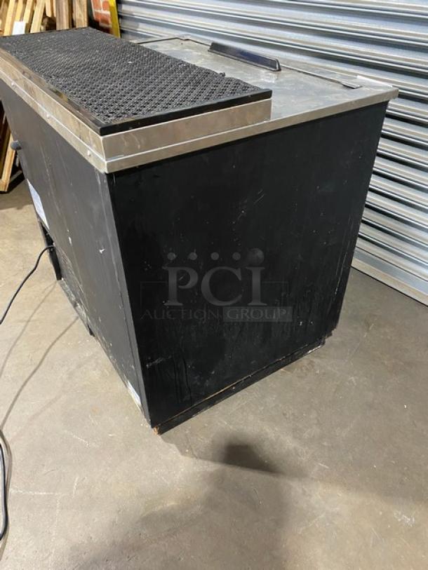 Avantco Commercial Black Horizontal Bottle Cooler! With Stainless Steel Reach In Sliding Top Lid! With Poly Coated Wire Rack Divider! Model: 178HBB36HC SN: 6548 3339 1910 2022! 115V! - Image 4 of 9