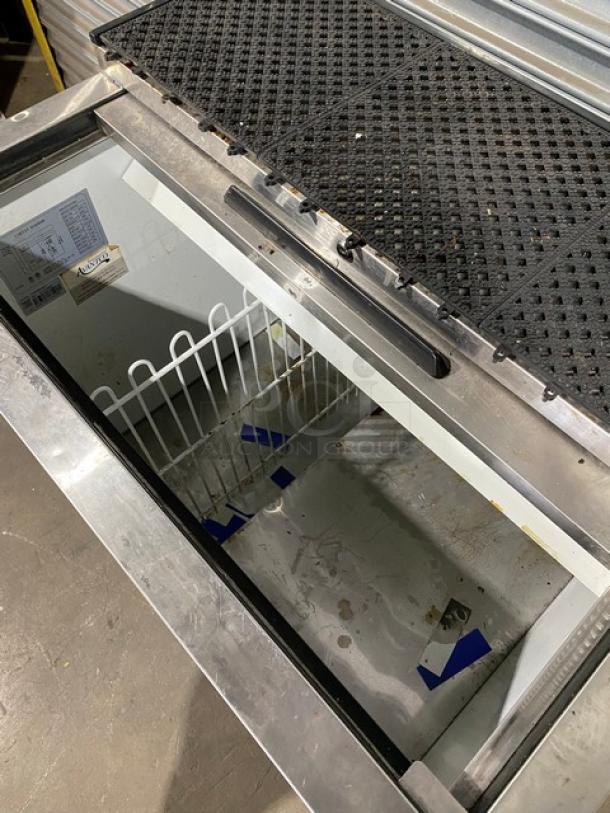 Avantco Commercial Black Horizontal Bottle Cooler! With Stainless Steel Reach In Sliding Top Lid! With Poly Coated Wire Rack Divider! Model: 178HBB36HC SN: 6548 3339 1910 2022! 115V! - Image 5 of 9