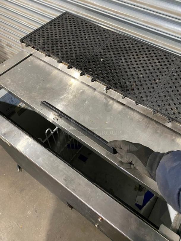 Avantco Commercial Black Horizontal Bottle Cooler! With Stainless Steel Reach In Sliding Top Lid! With Poly Coated Wire Rack Divider! Model: 178HBB36HC SN: 6548 3339 1910 2022! 115V! - Image 6 of 9