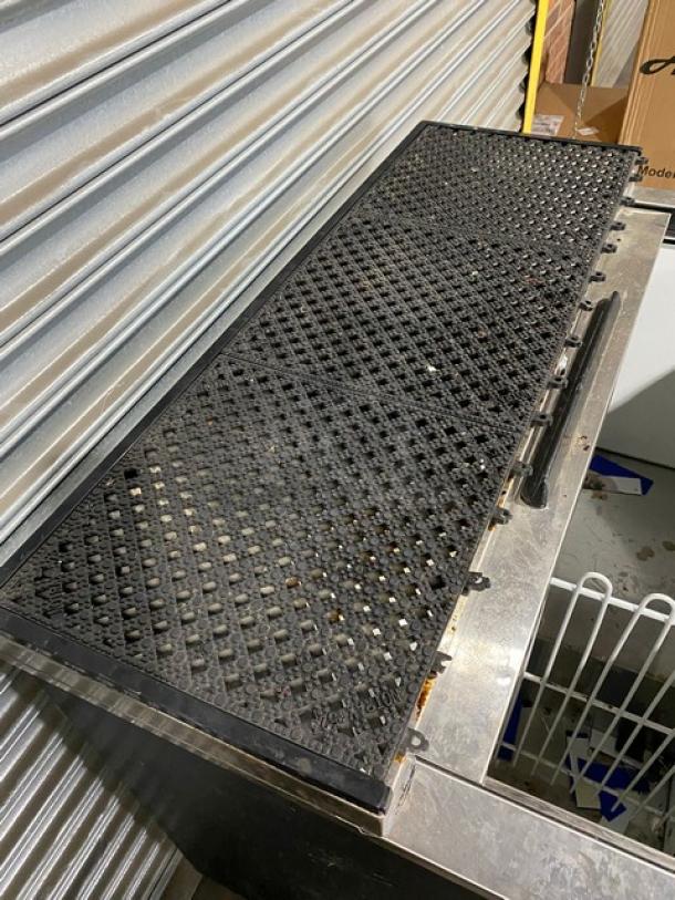 Avantco Commercial Black Horizontal Bottle Cooler! With Stainless Steel Reach In Sliding Top Lid! With Poly Coated Wire Rack Divider! Model: 178HBB36HC SN: 6548 3339 1910 2022! 115V! - Image 7 of 9