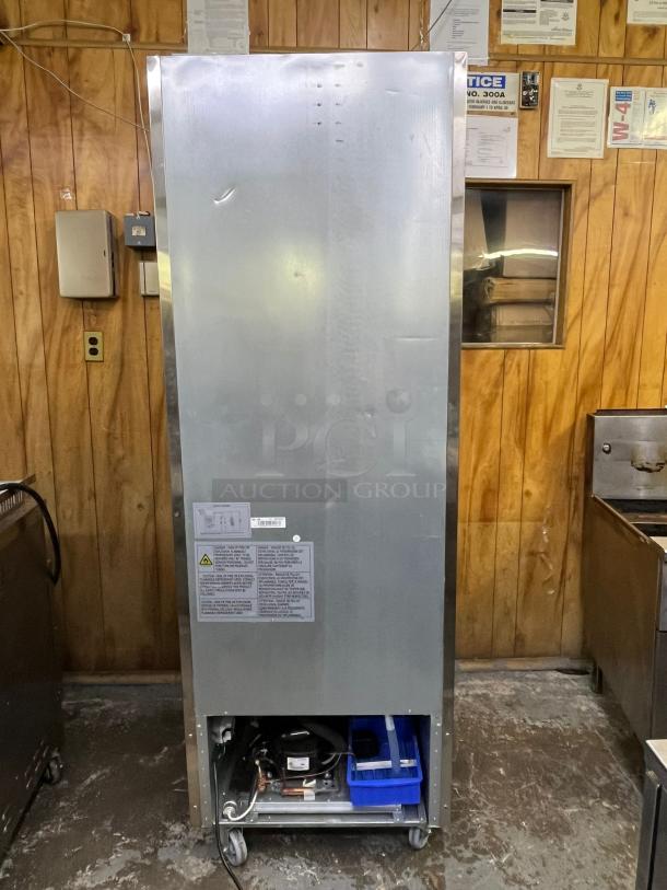 D28R Single Door Commercial Refrigerator in Stainless Steel TESTED AND WORKING - Image 4 of 7