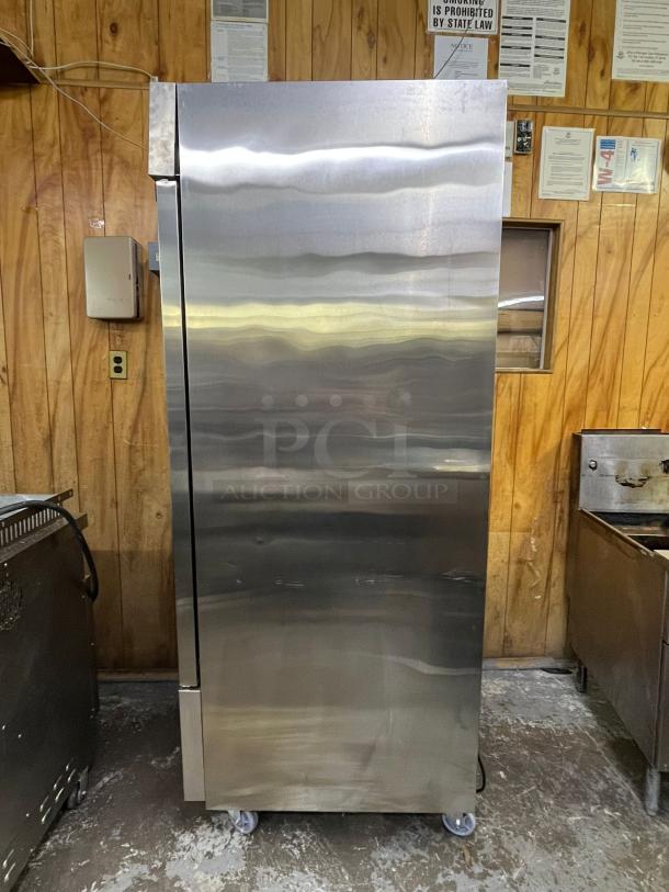 D28R Single Door Commercial Refrigerator in Stainless Steel TESTED AND WORKING - Image 5 of 7