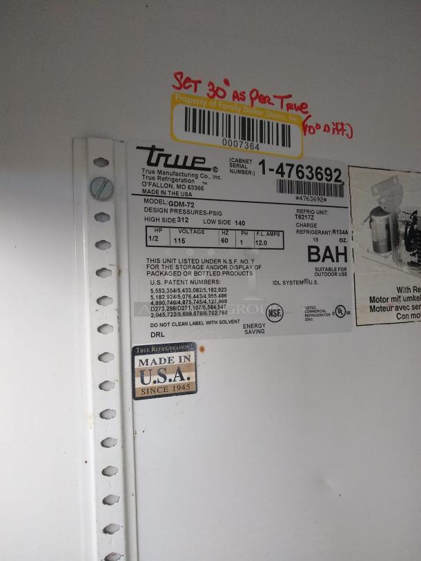 True GDM-72 Series Three Section Glass Door Merchandiser - (3) Sliding Doors, White, 115v TESTED AND WORKING - Image 4 of 5