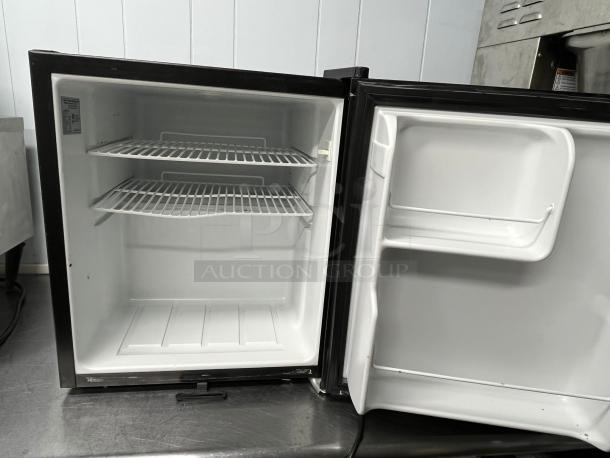 SmartFridge, Mini Fridge, Black, 110V - Image 2 of 7