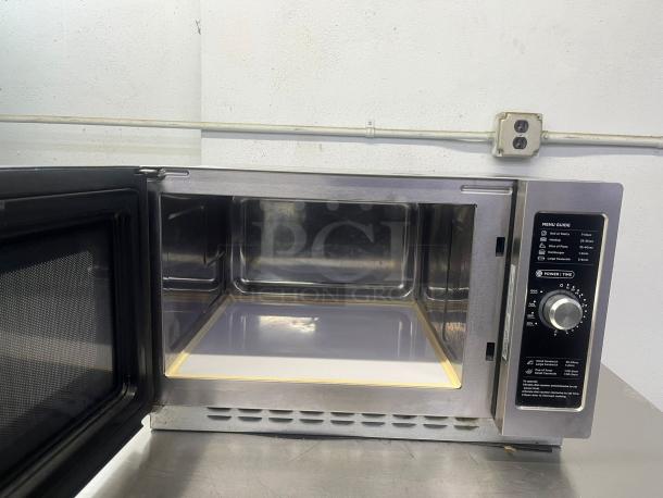 Midea Commercial Microwave 1034N0A 1000 Watt Medium Duty 1.2 cuft - Image 6 of 7