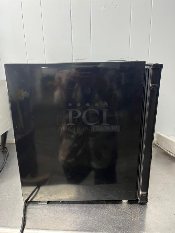 WOW!! Magic Chef Compact Refrigerator with Single Door Color in Black - Image 4 of 6