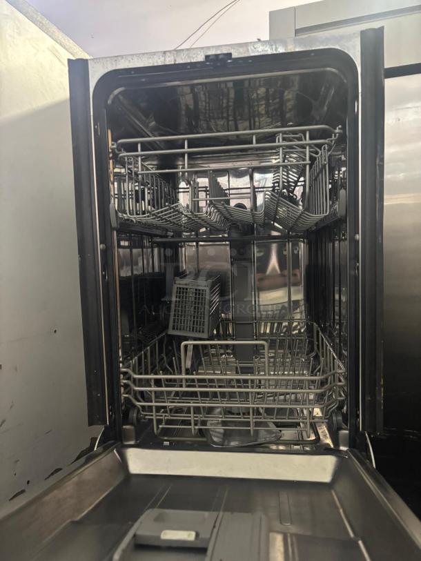 EdgeStar 18-in Front Control Built-In Dishwasher (Stainless Steel) ENERGY STAR, 52-dBA Standard Sound Level - Image 2 of 6