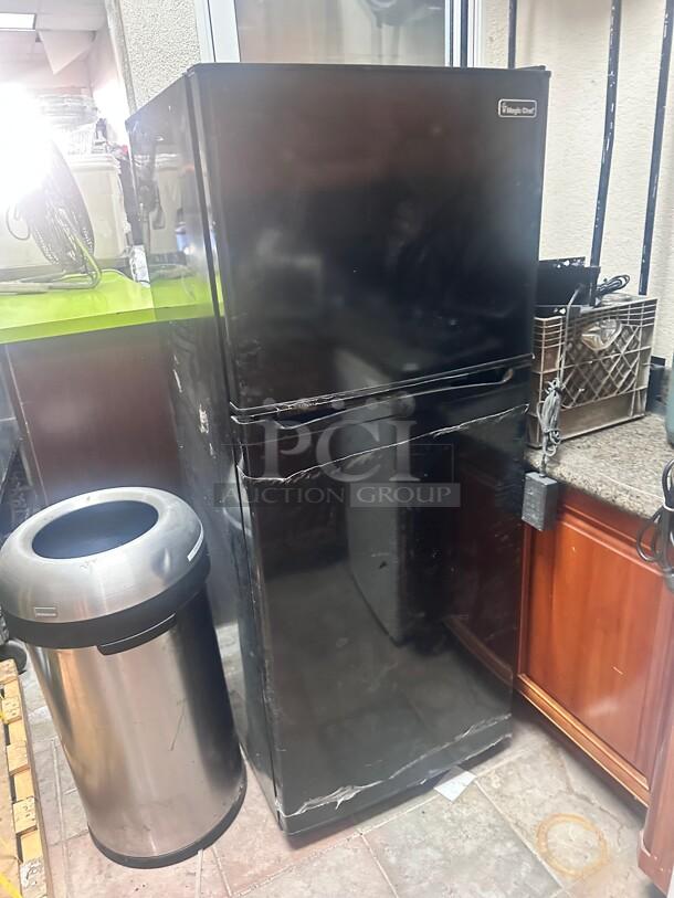 Almost New Magic Chef 10.1 cu. ft. Top Freezer Refrigerator Combo 115 Volt Tested and Working! - Image 2 of 4