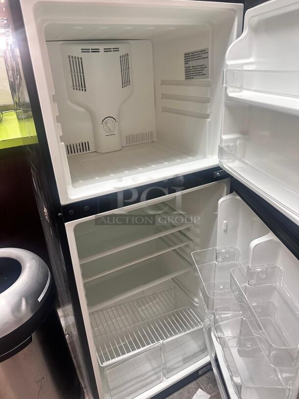 Almost New Magic Chef 10.1 cu. ft. Top Freezer Refrigerator Combo 115 Volt Tested and Working! - Image 3 of 4
