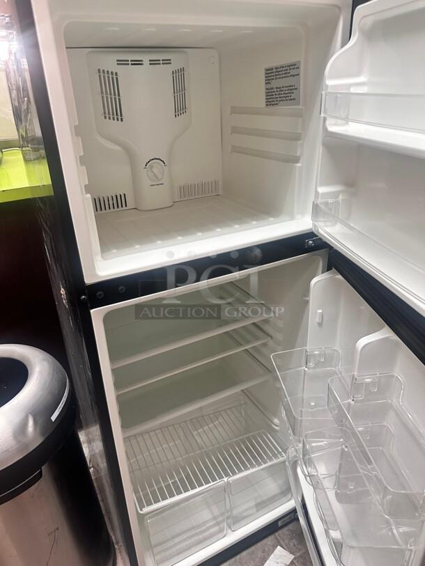 Almost New Magic Chef 10.1 cu. ft. Top Freezer Refrigerator Combo 115 Volt Tested and Working! - Image 4 of 4