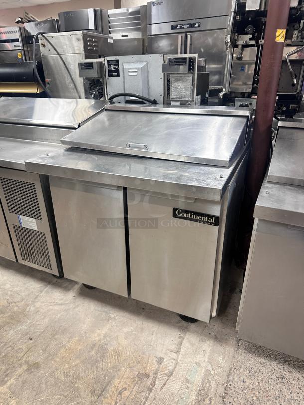 Excellent Continental SW36-15M 36" 2 Door Mega Top  Refrigerated Sandwich Prep Table 115volt Tested and Working! - Image 6 of 8