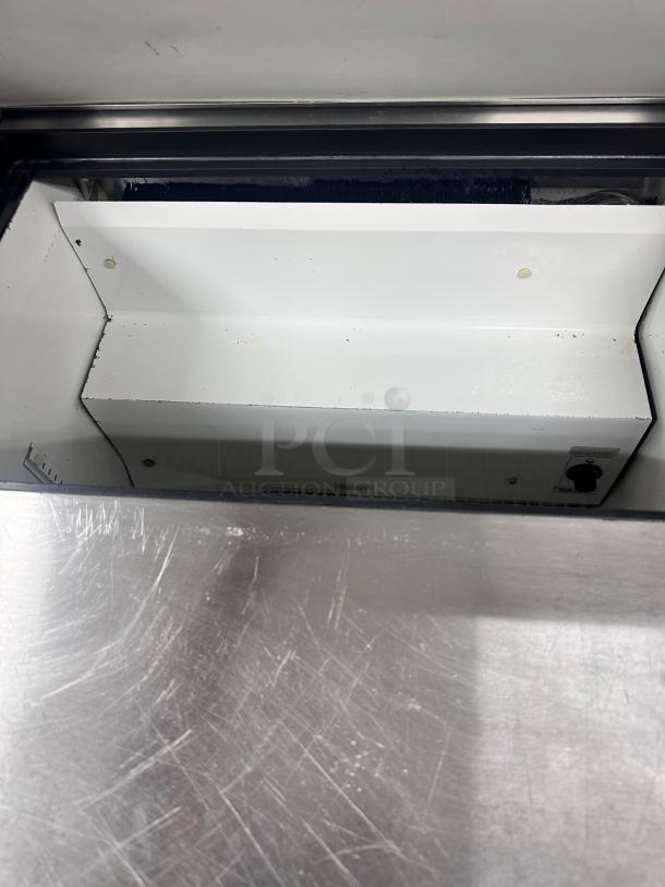 Excellent True TSSU-27-08-HC 27" Sandwich Table w/ Refrigerated Base, 115v Tested and Working! - Image 6 of 7