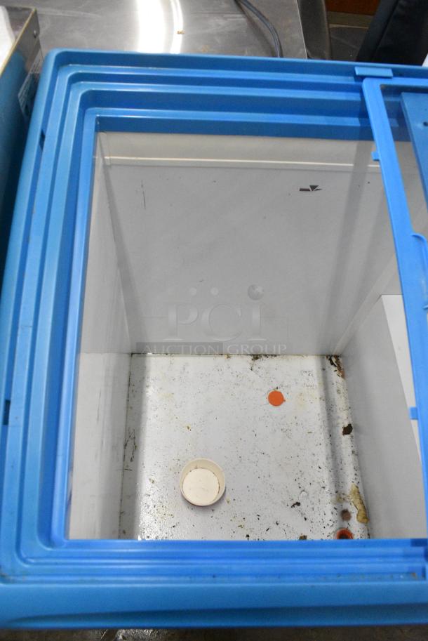 AHT RIO S 100 Metal Commercial Chest Freezer Merchandiser on Commercial Casters. 120 Volts, 1 Phase. Tested and Working! - Image 4 of 9