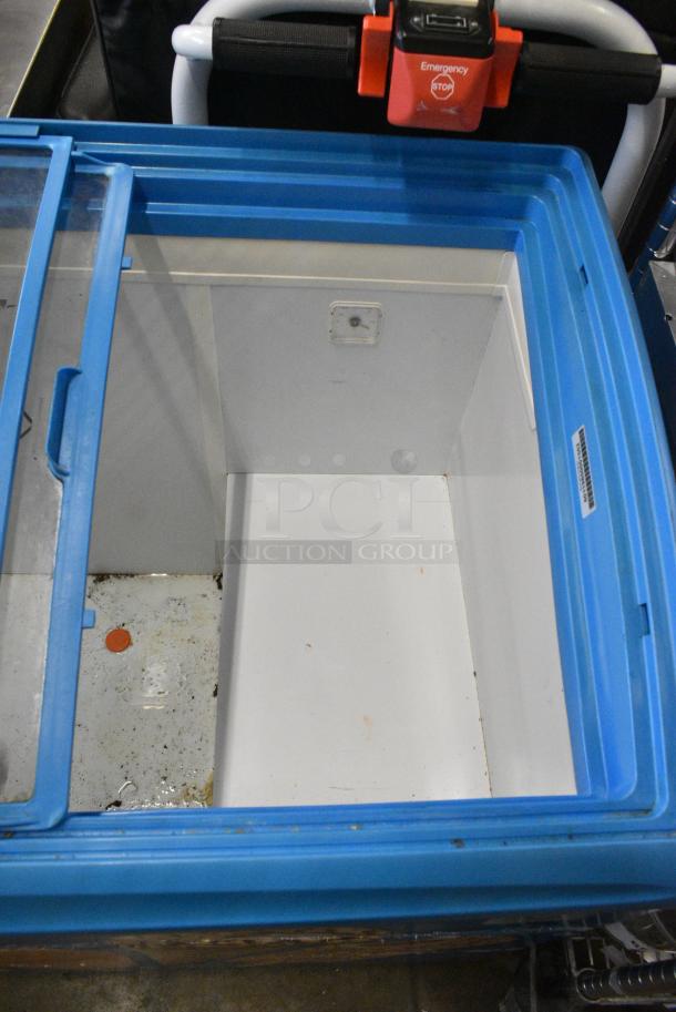 AHT RIO S 100 Metal Commercial Chest Freezer Merchandiser on Commercial Casters. 120 Volts, 1 Phase. Tested and Working! - Image 5 of 9