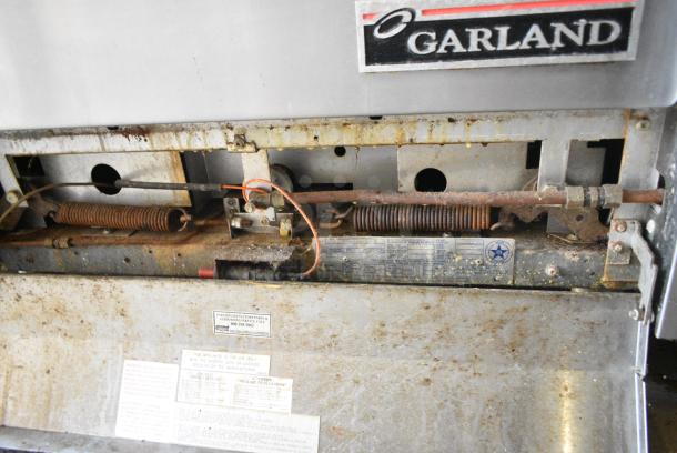 Garland M44R Stainless Steel Commercial Natural Gas Powered 4 Burner Range w/ Oven, Back Splash and Over Shelf. 40,000 BTU. - Image 3 of 6