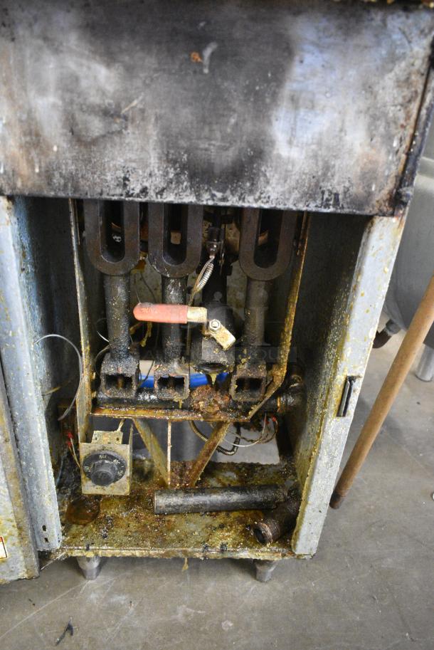 Stainless Steel Commercial Floor Style Natural Gas Powered Deep Fat Fryer w/ Metal Fry Basket and Side Splash Guard. - Image 4 of 5