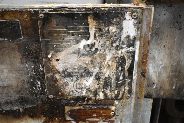 Stainless Steel Commercial Floor Style Natural Gas Powered Deep Fat Fryer w/ Metal Fry Basket and Side Splash Guard. - Image 5 of 5