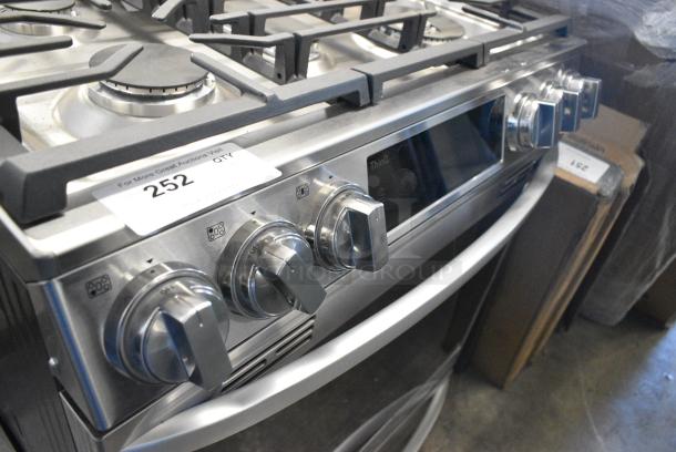 BRAND NEW SCRATCH AND DENT! LG LSGL6337F Stainless Steel 4 Burner Range w/ Convection Oven. - Image 4 of 8