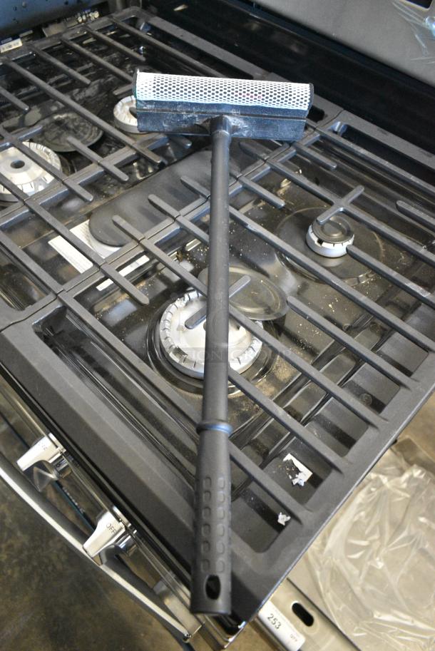 5 BRAND NEW SCRATCH AND DENT! Items Including 697LAV10AUTO Lavex 10" Auto Window Squeegee / Scrubber with 20" Plastic Handle. 5 Times Your Bid! - Image 2 of 4