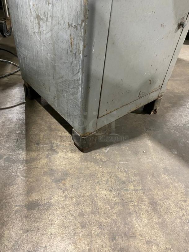 Hobart Commercial Floor Model Vertical Meat Saw! With Stainless Steel Worktop & Band Saw Blades! Model: 5313G SN: 1082037! 230V 1 Phase! On Legs! - Image 10 of 13
