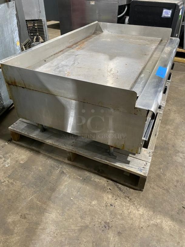 Wells Commercial Stainless Steel Natural Gas Powered Countertop Flat Griddle! With Back & Side Splash! With Thermostatic Controls! On Legs! - Image 4 of 11