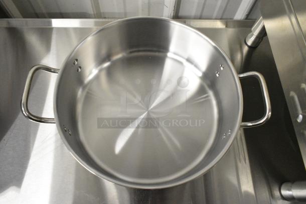 BRAND NEW SCRATCH AND DENT! Vigor 473SSBRZR10 SS1 Series 10 Qt. Stainless Steel Brazier with Aluminum-Clad Bottom and Cover - Image 3 of 5
